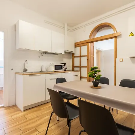B12 Budapest